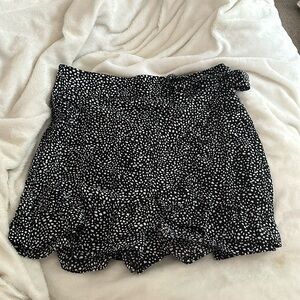 Super Cute Black & White Crossover Skort ~ Size L